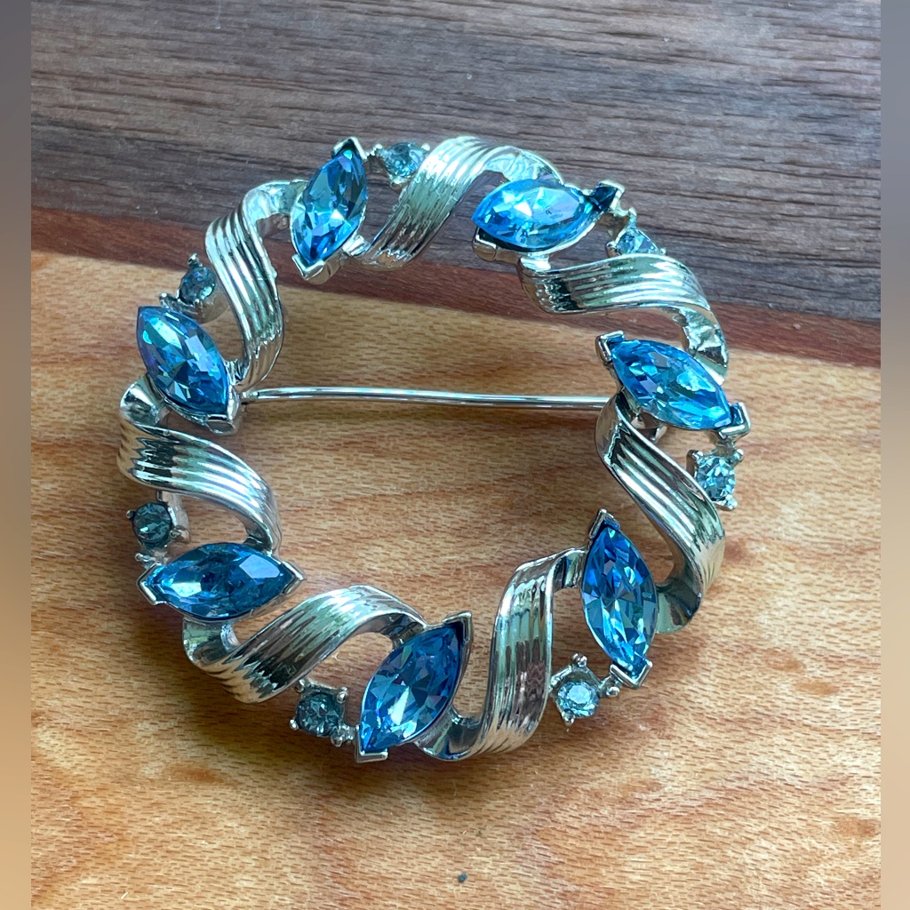 Vintage Lisner Round Brooch Silver Tone With Blue Rhinestones 14$